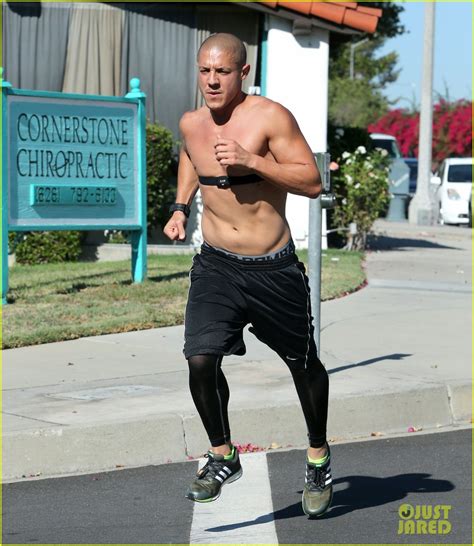 Sons of Anarchy’s Theo Rossi on ‘Save Juice!’ Pleas and Nude。